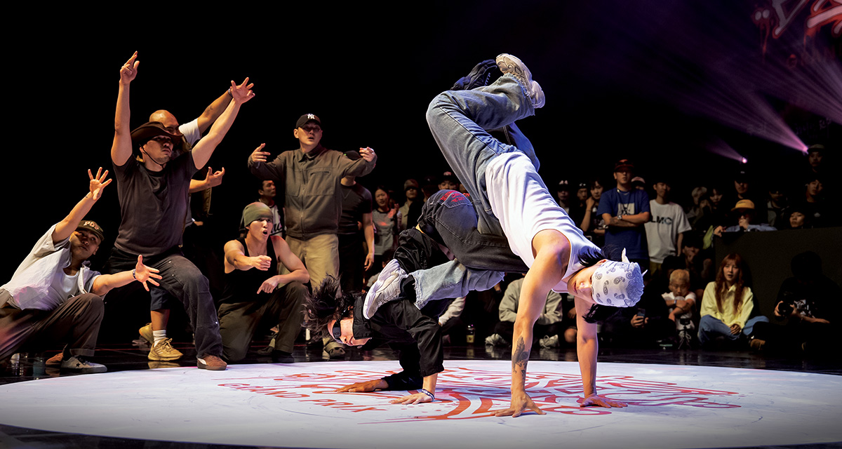 함께 어우러져 흥겹게 즐기는