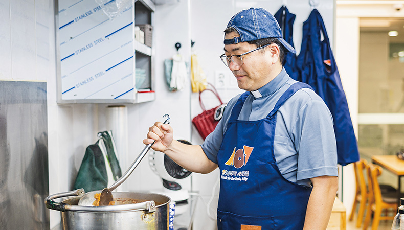 청년식탁 사잇길 대표 김회인 신부 썸네일이미지