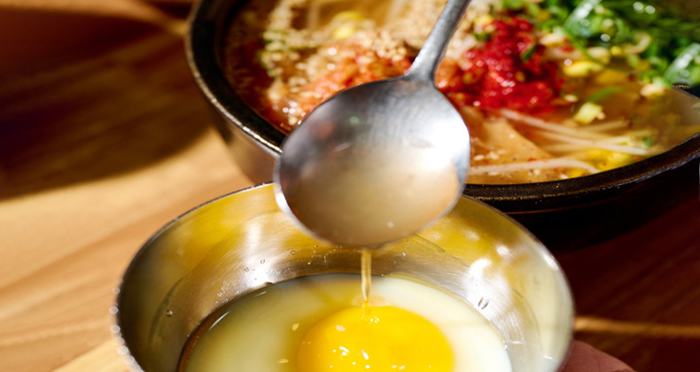 콩나물국밥과 수란 썸네일이미지