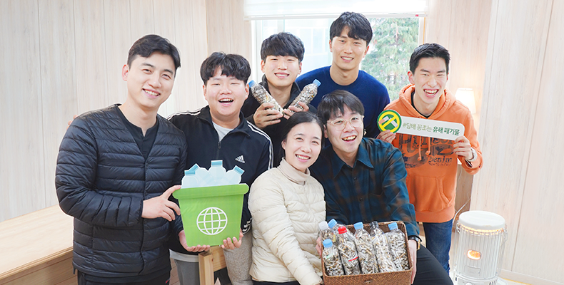 걸으면서 담배꽁초를 줍는 사람들 썸네일이미지