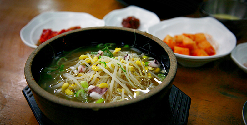 소박한 뚝배기 한 그릇에 담긴 깊은 맛, 전주콩나물국밥 썸네일이미지